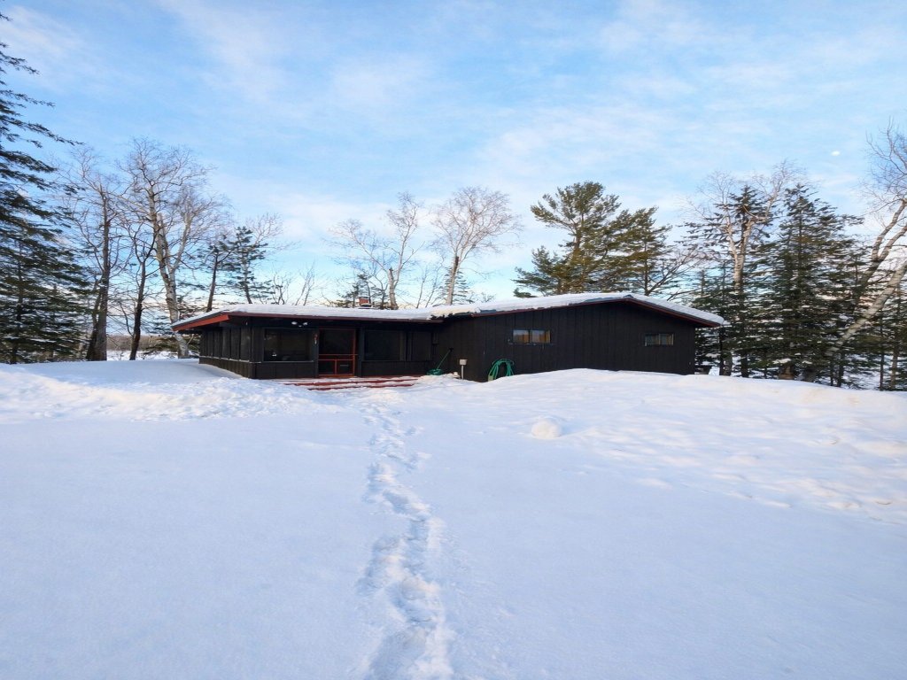 The Hidey-Ho Vacation Rental in Clam Lake - RedAwning