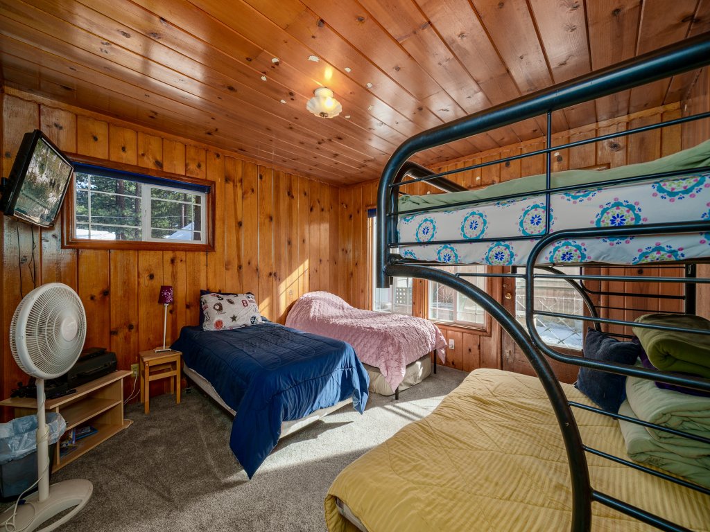 Al Tahoe Cabin-Vintage Meets Modern  920SF Vacation Rental in California - RedAwning