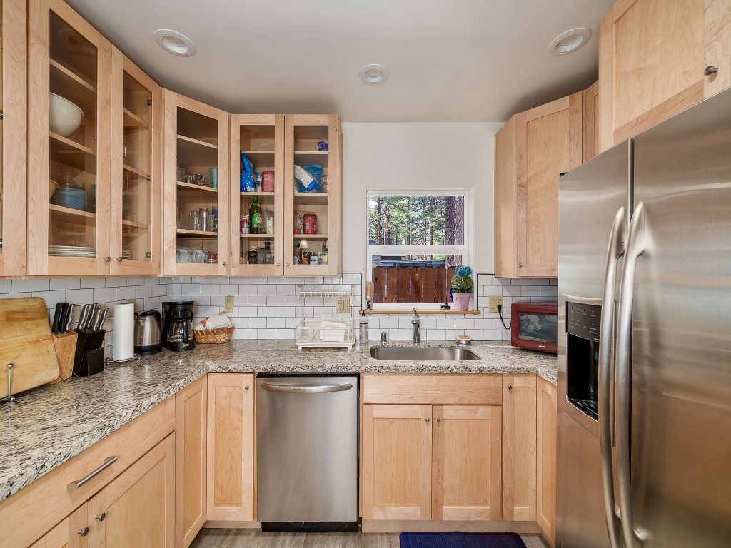 Al Tahoe Cabin-Vintage Meets Modern  920SF Vacation Rental in California - RedAwning