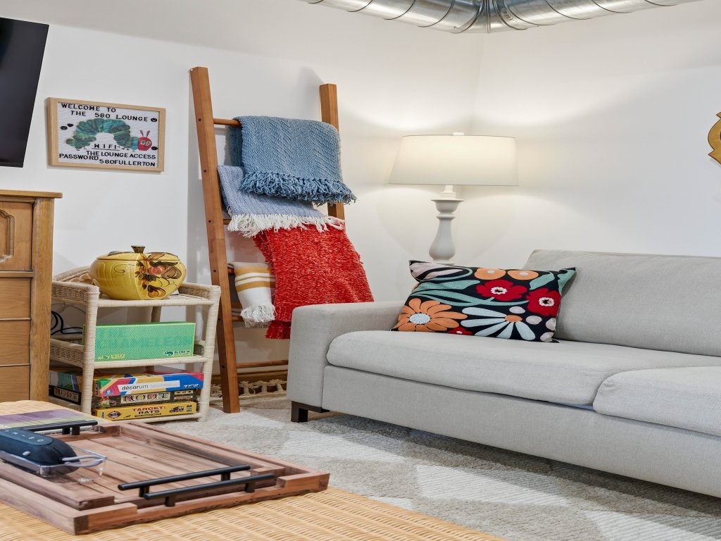 Fully Updated Jr. 1 Bed, Steps from Lincoln Park Vacation Rental in Chicago - RedAwning