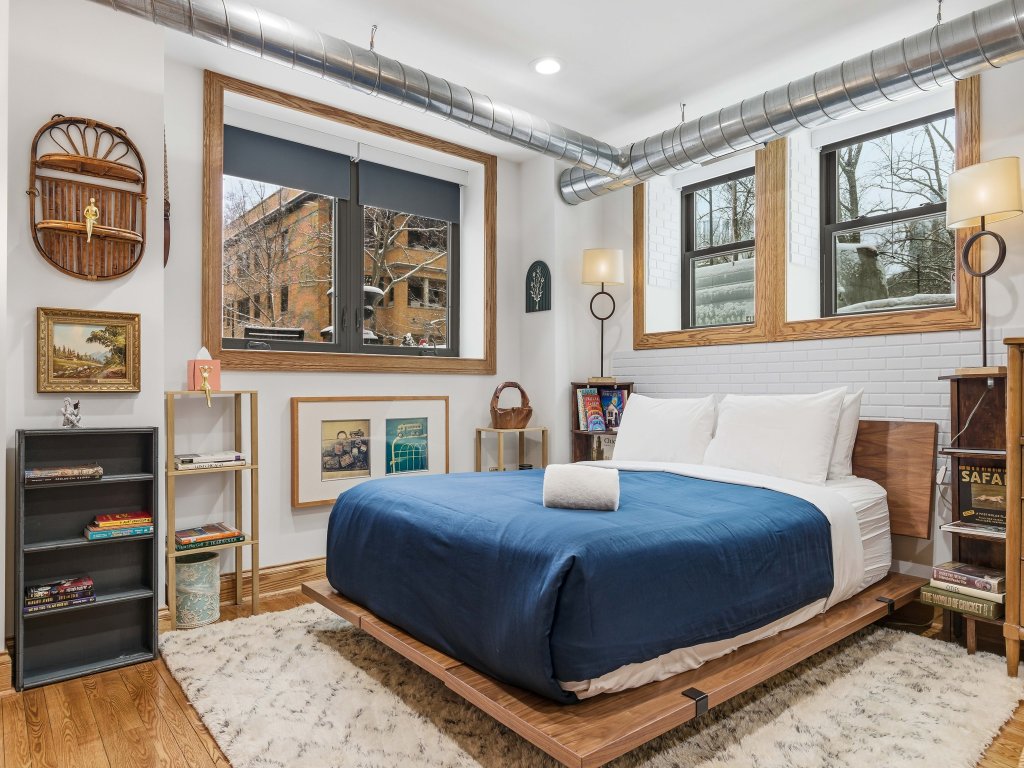 Fully Updated Jr. 1 Bed, Steps from Lincoln Park Vacation Rental in Chicago - RedAwning