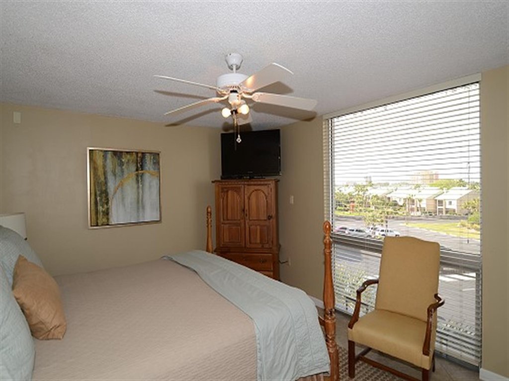 Shoreline Towers 1046 Vacation Rental in Destin - RedAwning