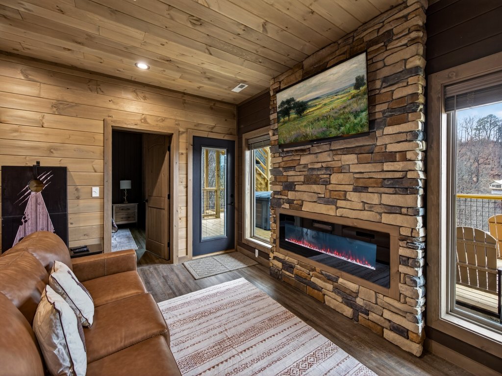 Skywalk Vacation Rental in Sevierville - RedAwning