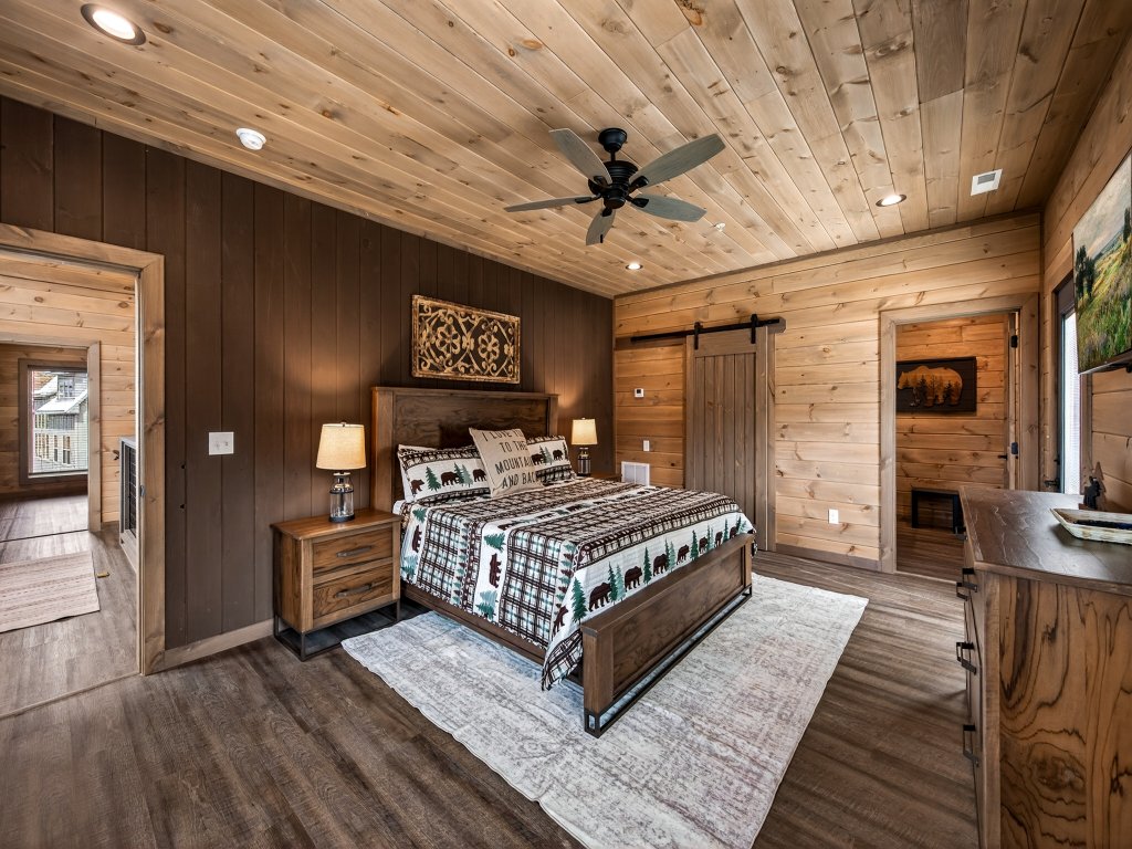 Skywalk Vacation Rental in Sevierville - RedAwning