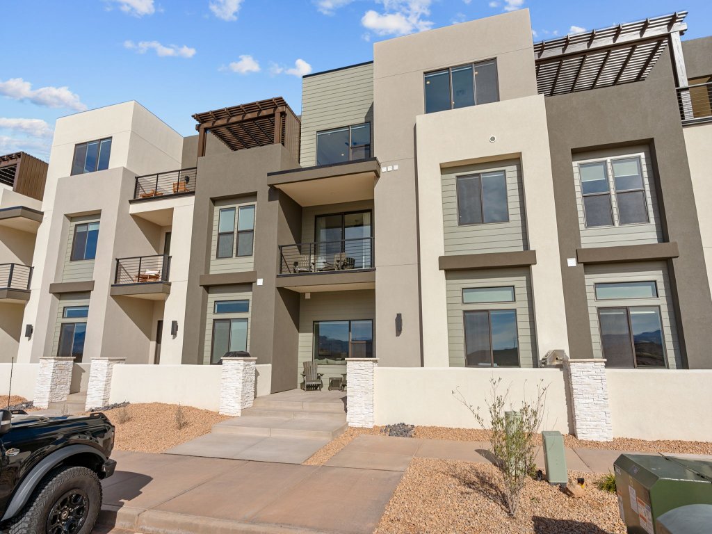 Coral Rock Retreat Vacation Rental in St. George - RedAwning