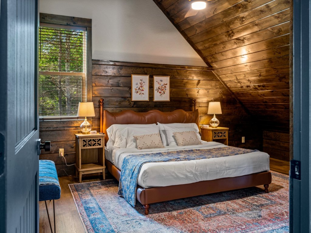 Blue Bird Vacation Rental in Sevierville - RedAwning
