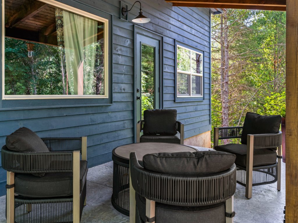 Blue Bird Vacation Rental in Sevierville - RedAwning