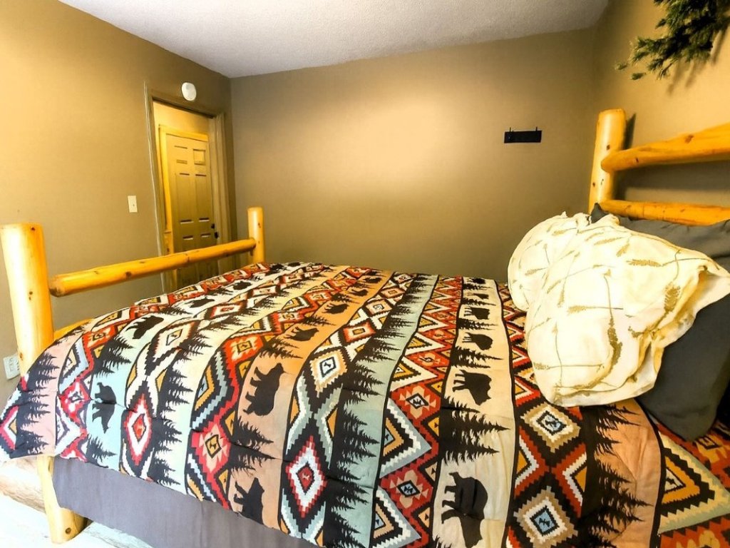 Wandering Bear Lodge Vacation Rental in Sevierville - RedAwning