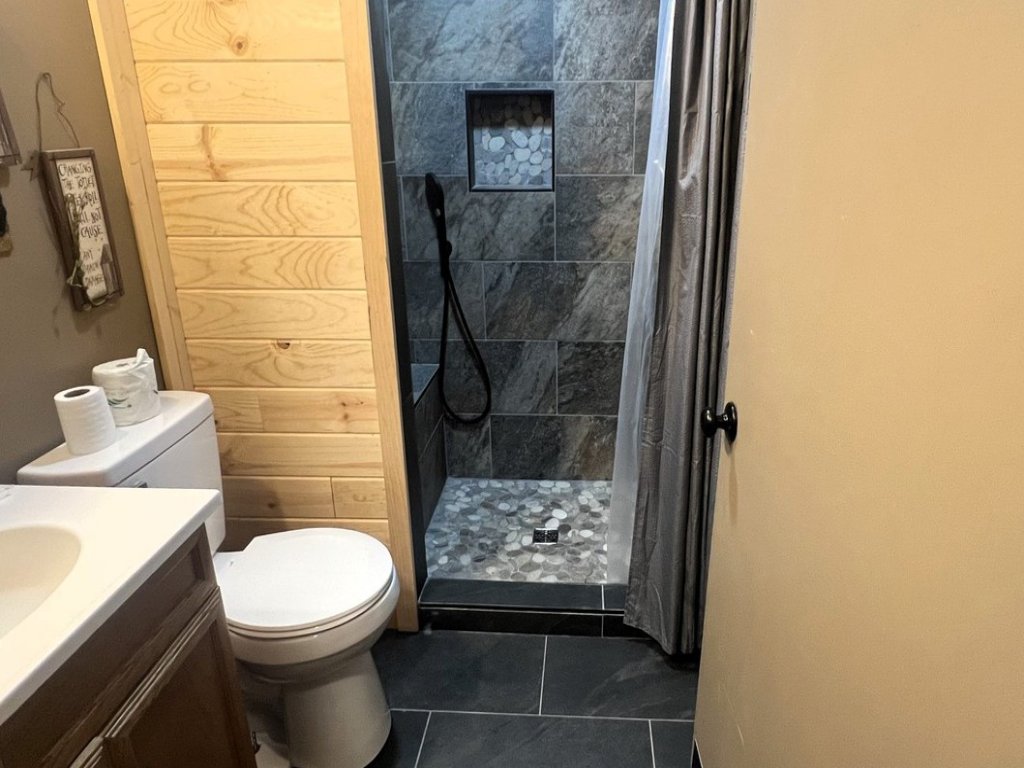 Wandering Bear Lodge Vacation Rental in Sevierville - RedAwning