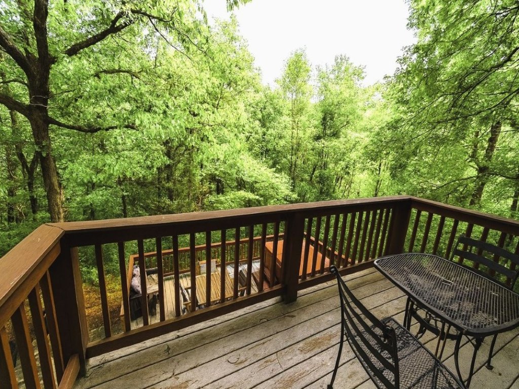 Wandering Bear Lodge Vacation Rental in Sevierville - RedAwning