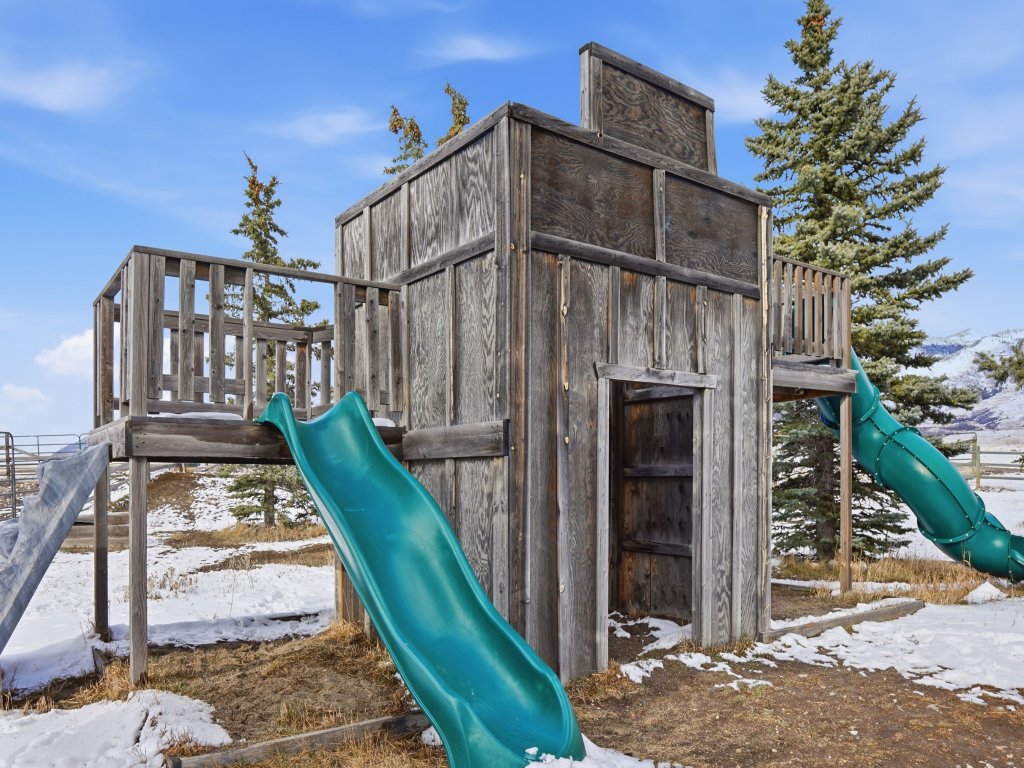Spacious Retreat Near Yellowstone Vacation Rental in Montana - RedAwning