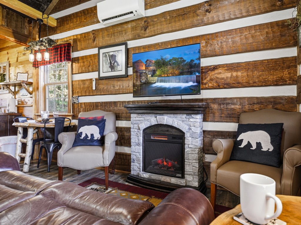 Creekside Hideout Vacation Rental in Cosby - RedAwning