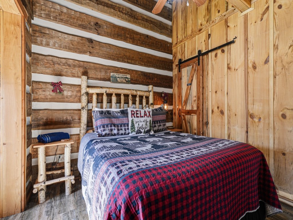 Creekside Hideout Vacation Rental in Cosby - RedAwning