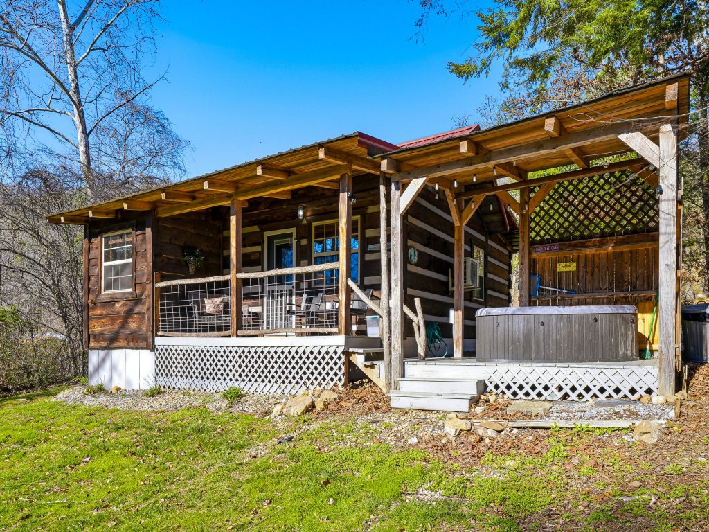 Creekside Hideout Vacation Rental in Cosby - RedAwning