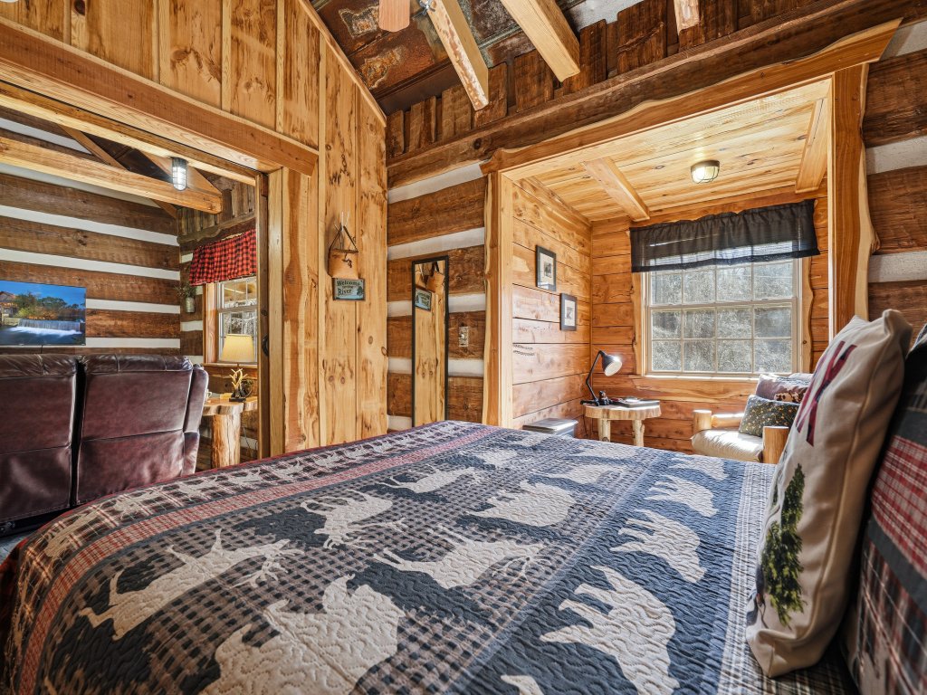 Creekside Hideout Vacation Rental in Cosby - RedAwning