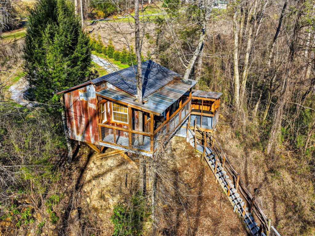 Creekside Treehouse Vacation Rental in Cosby - RedAwning