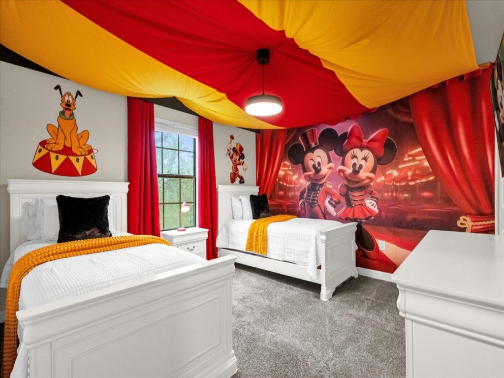 Luxury Pool & Spa Home Movie Theater/Game Room! Vacation Rental in Davenport - RedAwning