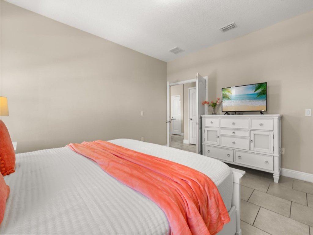 5 Bed With Privacy Hedges Around Pool & Spa Vacation Rental in Davenport - RedAwning