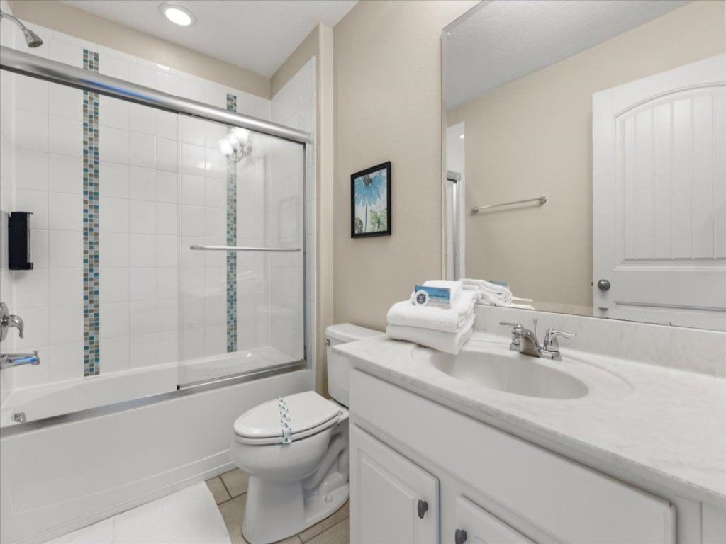 5 Bed With Privacy Hedges Around Pool & Spa Vacation Rental in Davenport - RedAwning