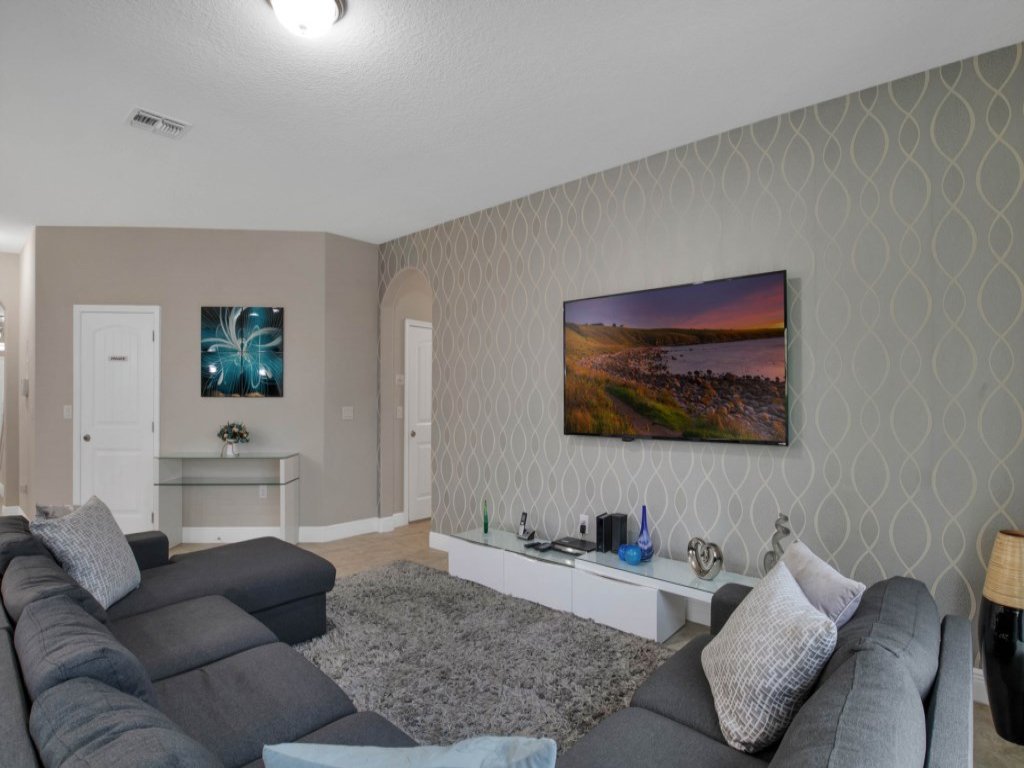 7 Bed Private Pool/Spa & Themed Bedrooms Vacation Rental in Davenport - RedAwning