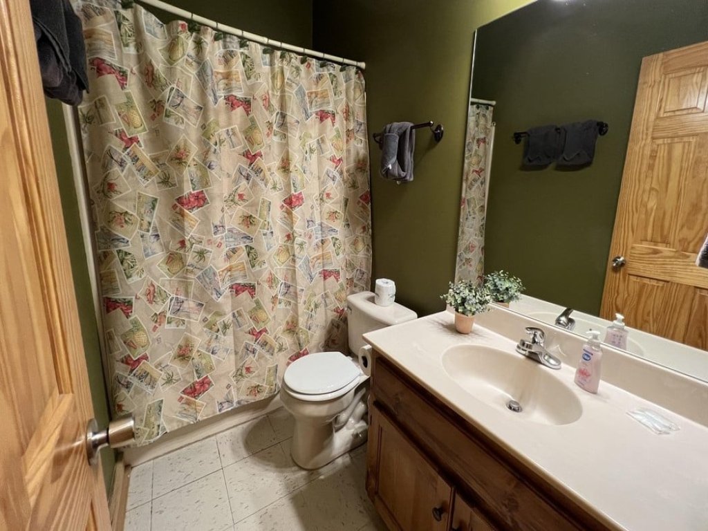 Airport Runway 33 Vacation Rental in Pigeon Forge - RedAwning