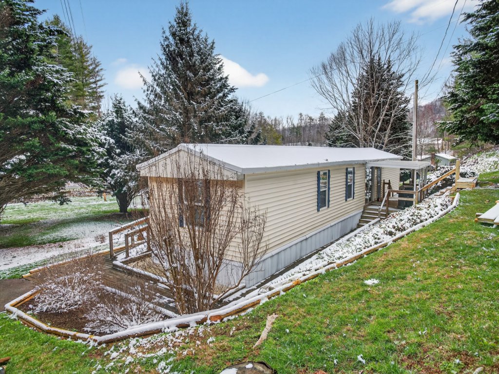 Peaceful Pines - 2BR Getaway Near Blue Ridge Vacation Rental in Burnsville - RedAwning