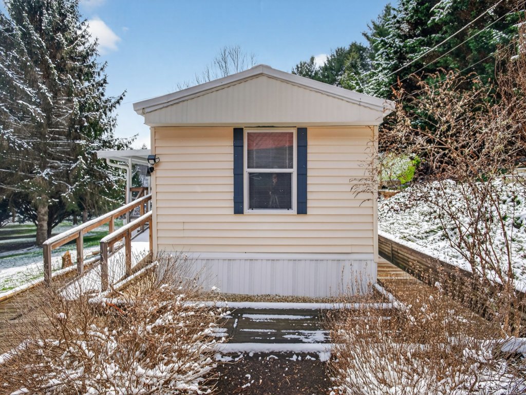 Peaceful Pines - 2BR Getaway Near Blue Ridge Vacation Rental in Burnsville - RedAwning