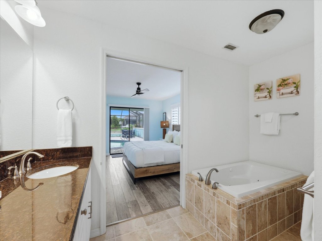 DOC301 Vacation Rental in Florida - RedAwning