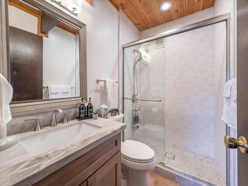 Tahoe City - Lake Forest Condo Vacation Rental in Tahoe City - RedAwning