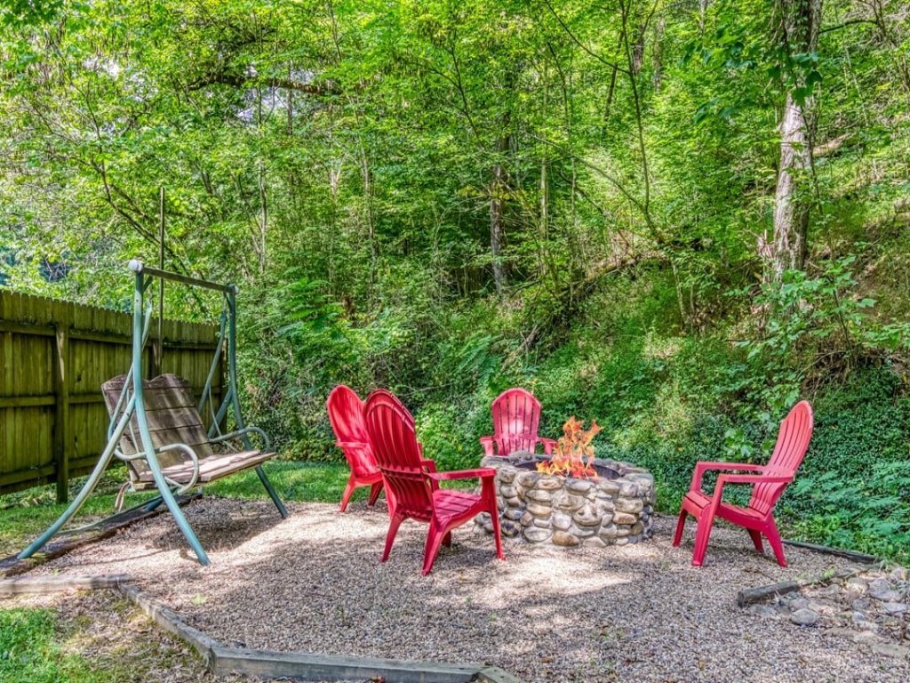 Bearly Rustic Vacation Rental in Sevierville - RedAwning