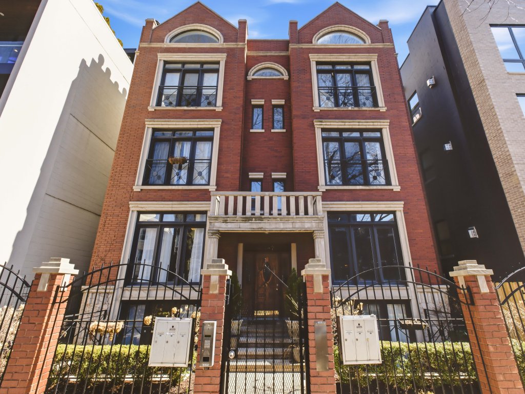Heart of East Village 2-Bed 2-Bath Peaceful Oasis Vacation Rental in Chicago - RedAwning