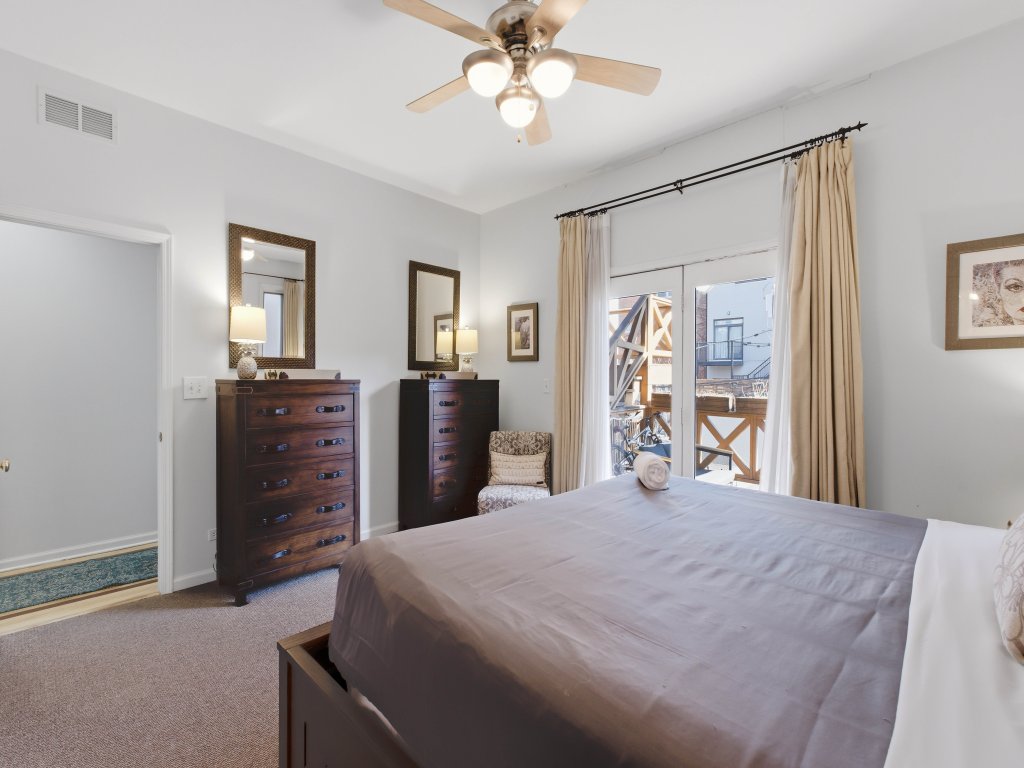 Heart of East Village 2-Bed 2-Bath Peaceful Oasis Vacation Rental in Chicago - RedAwning