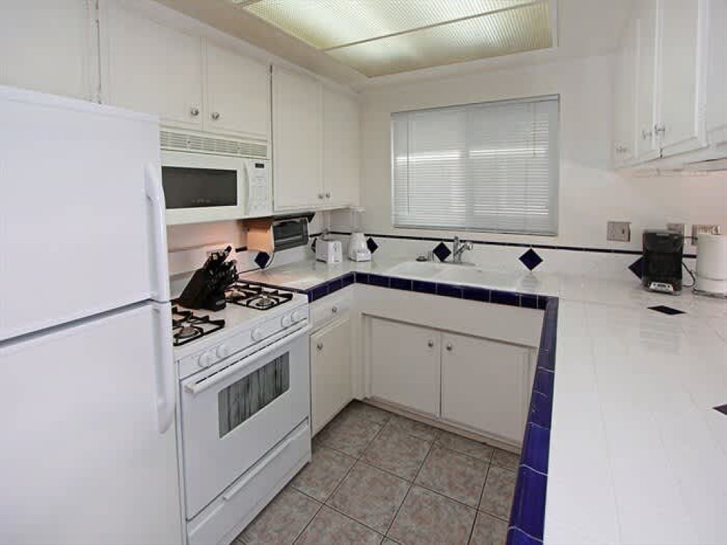 124 34th St A & B | Location! Walk to beach, grocery + restaurants Vacation Rental in Newport Beach - RedAwning