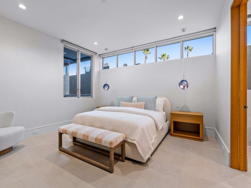 110 22nd St E | Luxury Coastal Living | Modern 3BR Vacation Rental in Newport Beach - RedAwning