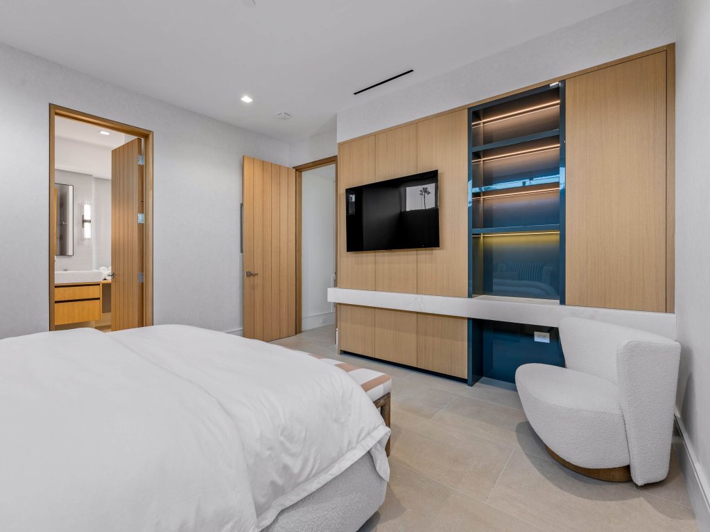 110 22nd St E | Luxury Coastal Living | Modern 3BR Vacation Rental in Newport Beach - RedAwning