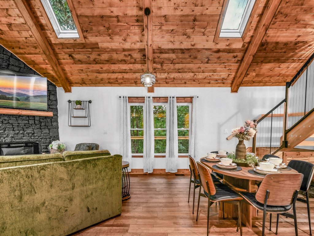 Dolly's Harmony Haven Vacation Rental in Sevierville - RedAwning