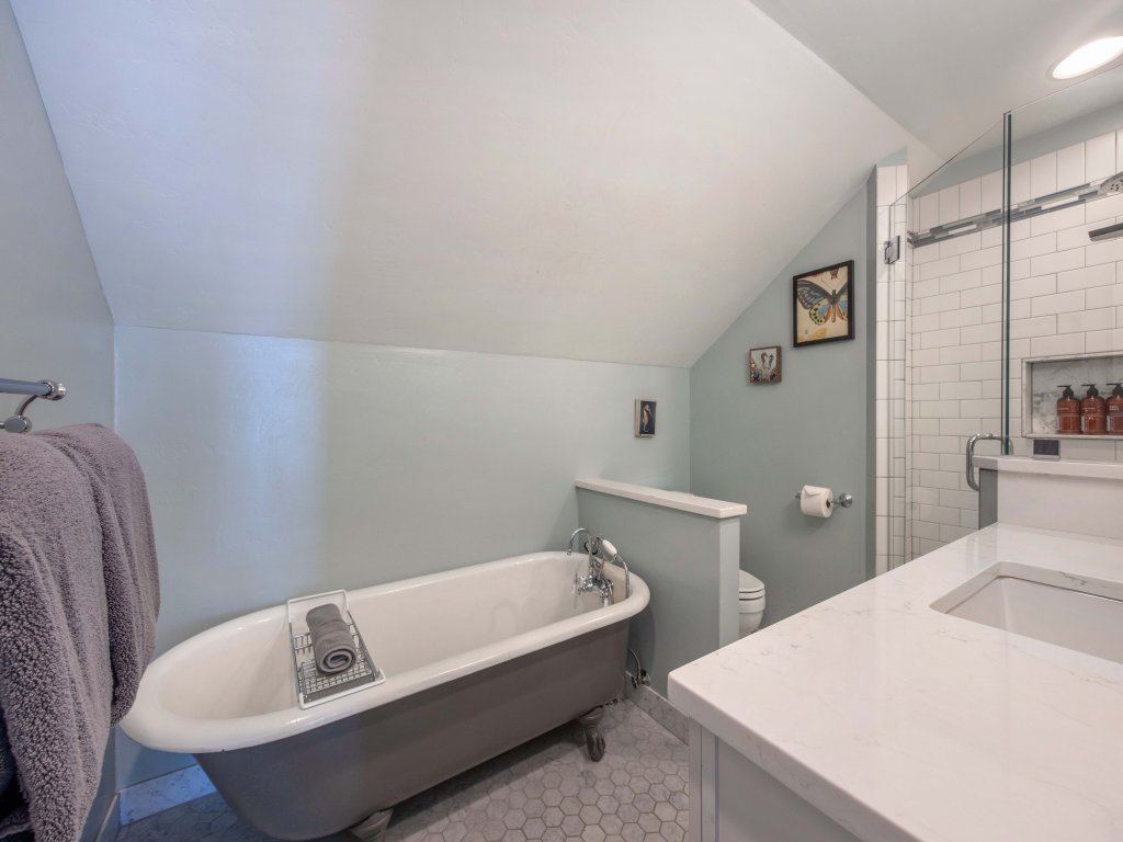 State Of Chill Vacation Rental in Hood River - RedAwning