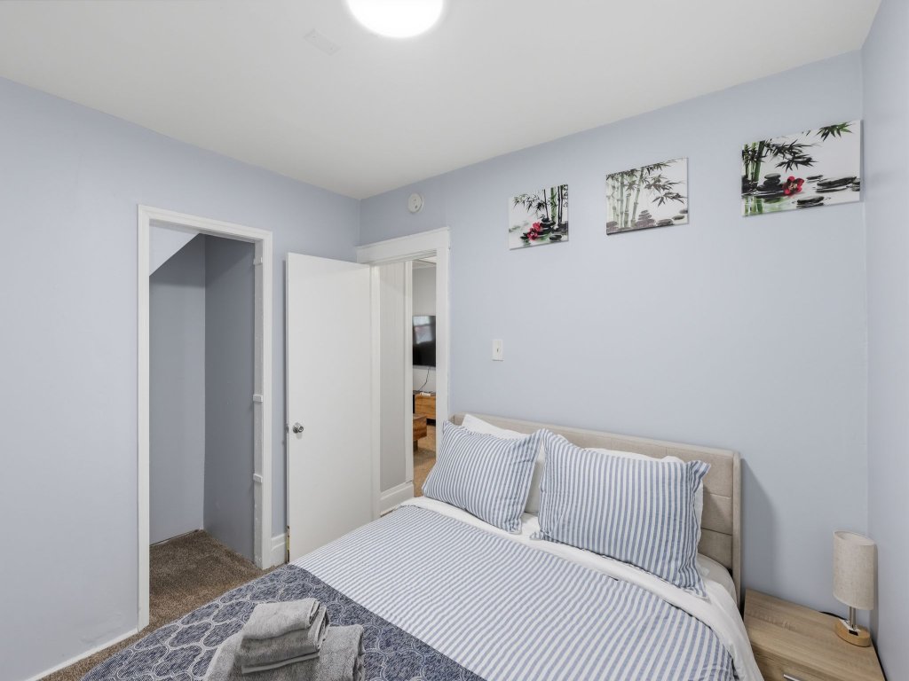 Niagara Adventure Basecamp Walk to the Falls Vacation Rental in New York - RedAwning