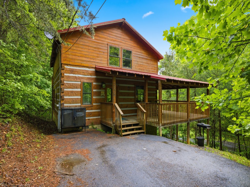 Black Bear Hideaway Vacation Rental in Sevierville - RedAwning