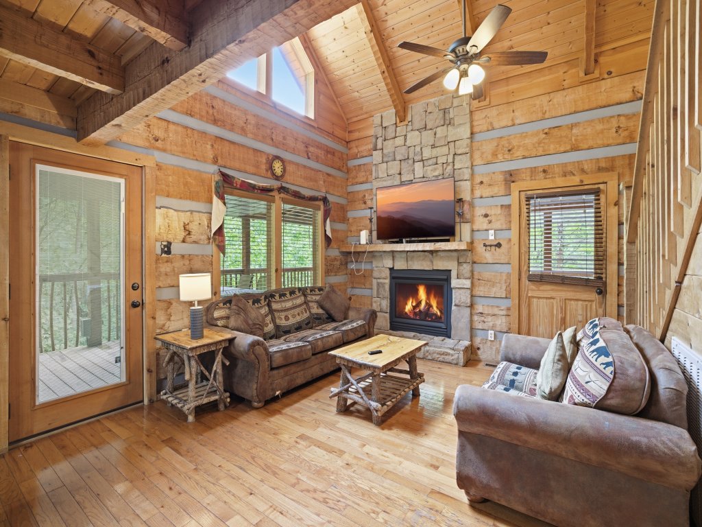 Black Bear Hideaway Vacation Rental in Sevierville - RedAwning