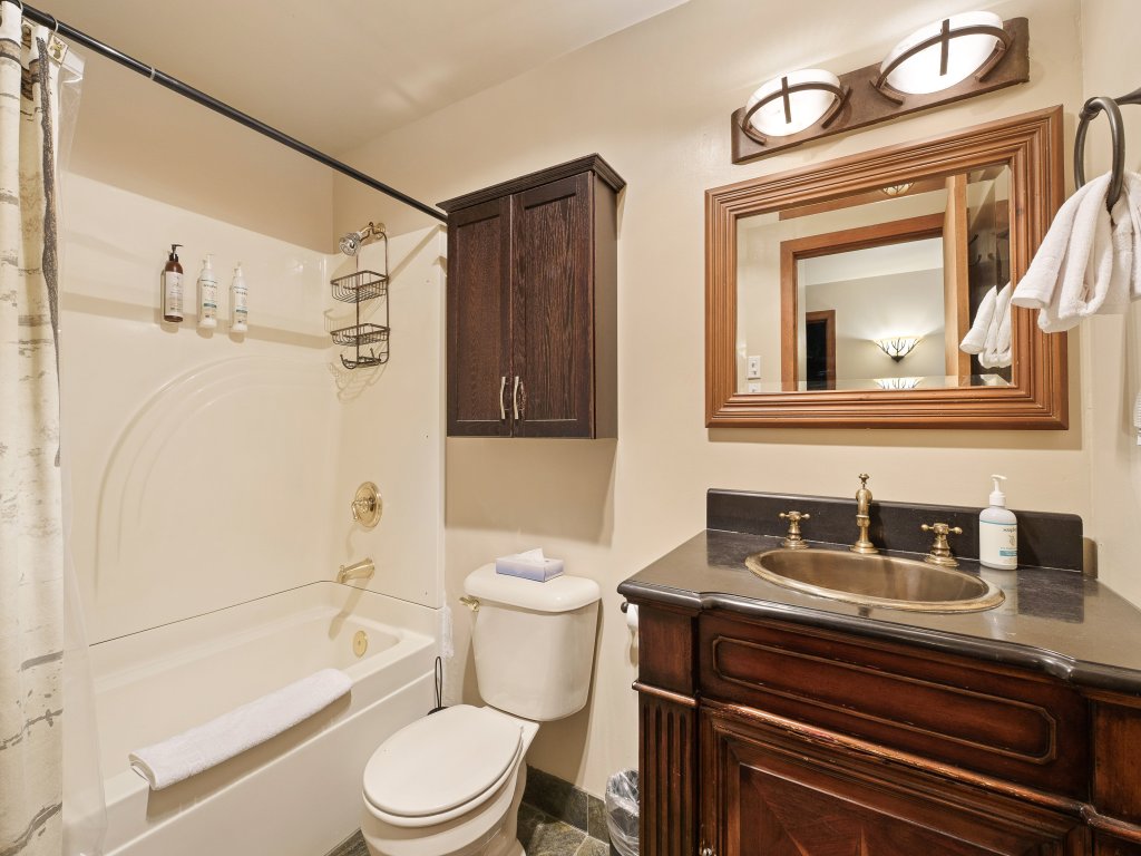 7 Little Court Vacation Rental in Sunriver - RedAwning