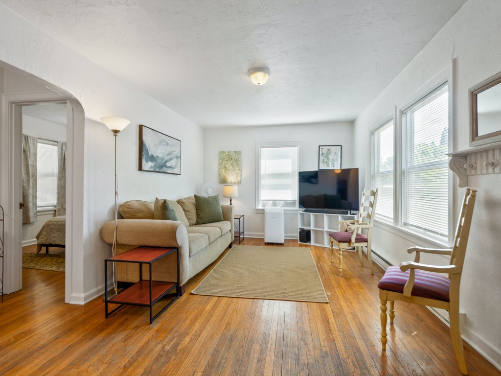 Blue Bungalow - Close to Downtown & Autzen Vacation Rental in Oregon - RedAwning