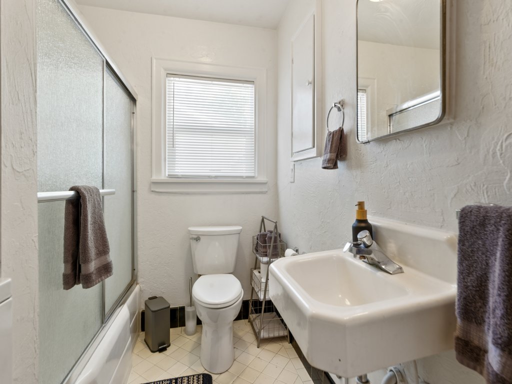 Blue Bungalow - Close to Downtown & Autzen Vacation Rental in Oregon - RedAwning