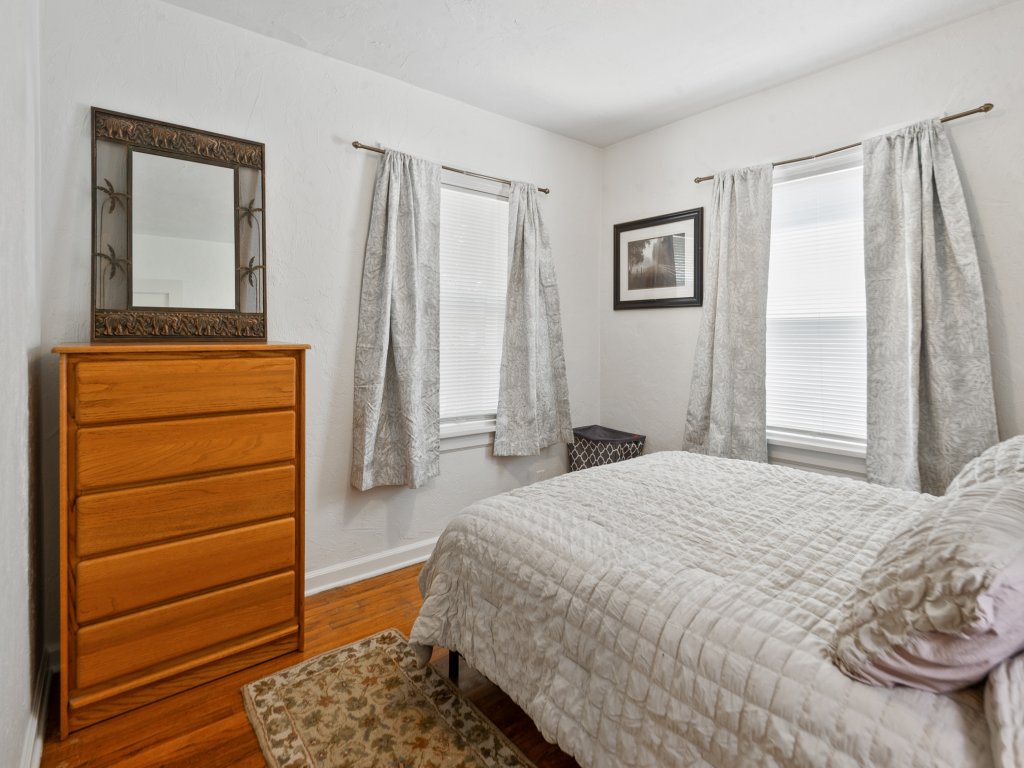 Blue Bungalow - Close to Downtown & Autzen Vacation Rental in Oregon - RedAwning