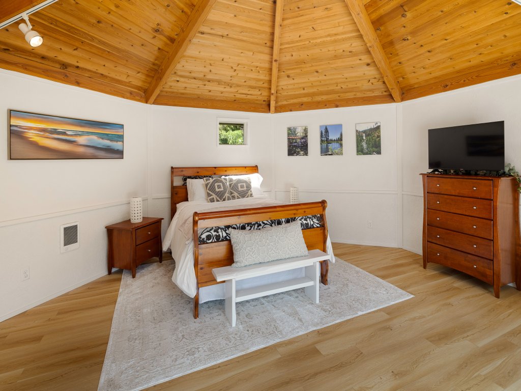 River's Rest - Waterfront Views, Hot Tub, Grill & Fire Pit Vacation Rental in Oregon - RedAwning
