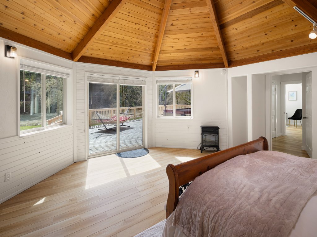 River's Rest - Waterfront Views, Hot Tub, Grill & Fire Pit Vacation Rental in Oregon - RedAwning