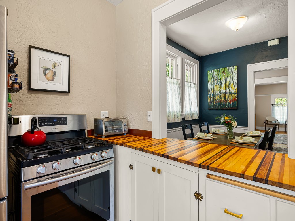 Elizabeth Page House - Charming & Modern Bungalow Vacation Rental in Oregon - RedAwning