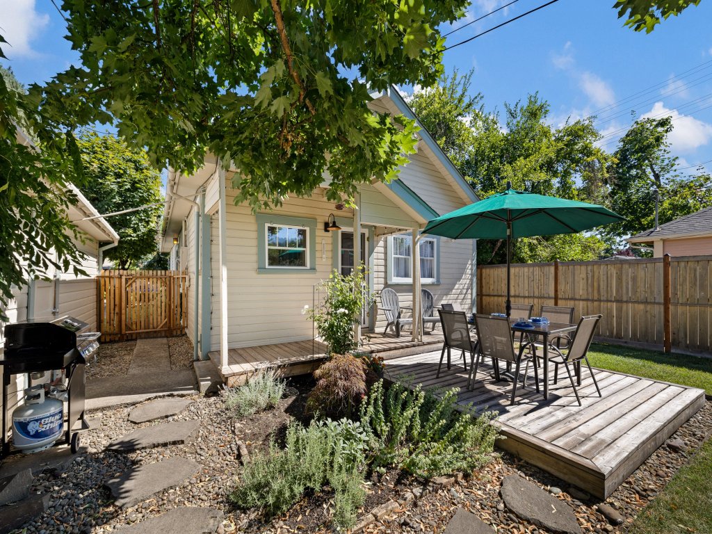 Elizabeth Page House - Charming & Modern Bungalow Vacation Rental in Oregon - RedAwning