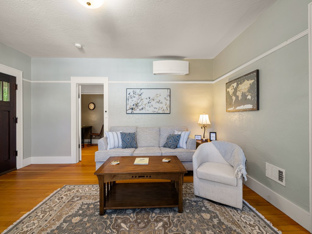 Elizabeth Page House - Charming & Modern Bungalow Vacation Rental in Oregon - RedAwning