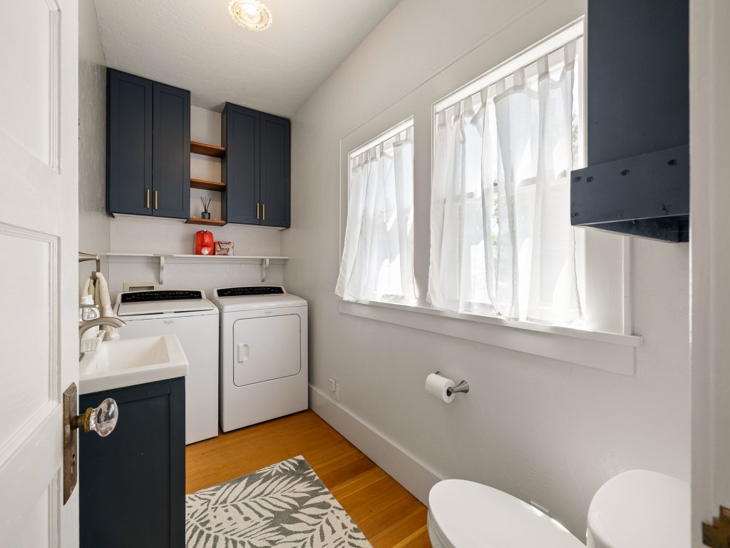 Elizabeth Page House - Charming & Modern Bungalow Vacation Rental in Oregon - RedAwning